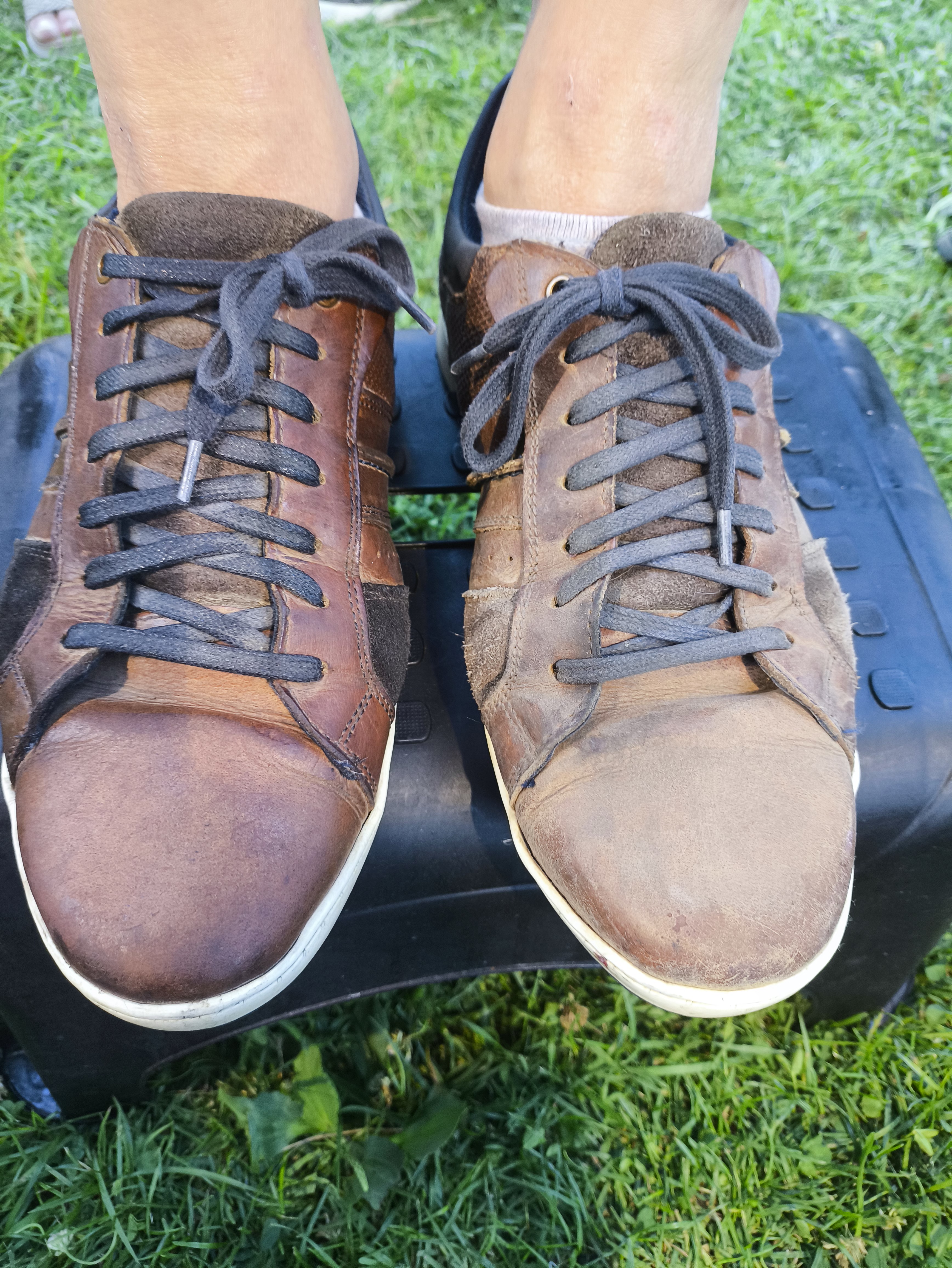Chaussure en cuir marron entretenues avec le baume, résultats visibles sur la partie gauche