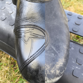 Chaussure de moto en cuir noir entretenue vs non entretenue